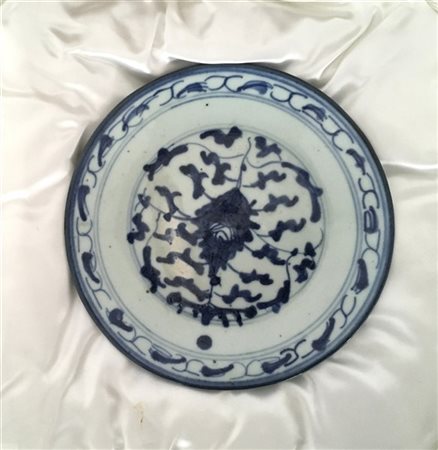 Piatto in porcellana bianca e blu decorato a motivi floreali, con expertise. In