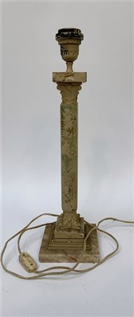 Abatjour a forma di colonna corinzia in onice decorata con guarnizioni in metal