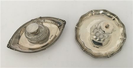 Lotto composto da due calamai in argento e vetro decorati a motivi concatenati.