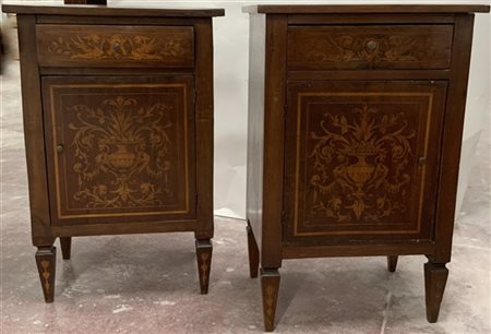 Coppia di comodini ad una anta ed un cassetto interamente decorati a raffaelles