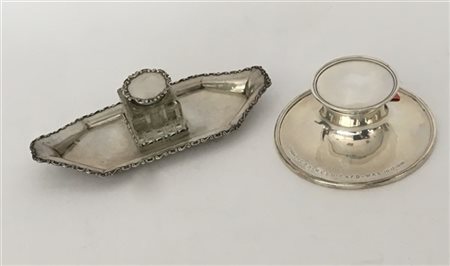 Lotto composto da due calamai in argento e vetro di diversa epoca e decoro. Mar