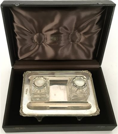 Calamaio in argento con bordo decorato a volute, vaschette in vetro. Londra 190