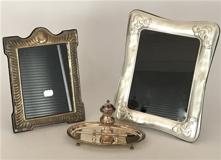 Lotto composto da un calamaio in argento (g 240) e due cornici porta foto in ar