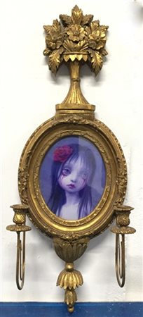 Cornice ovale in legno intagliato e dorato con cimasa a trionfo di fiori e due