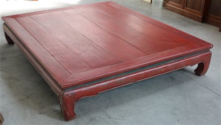 Tavolo da oppio in legno laccato rosso, Cina (cm 221x36x180) (difetti)
