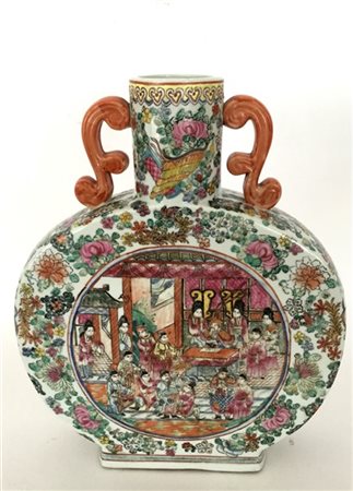 Vaso biansato di forma arcaica in porcellana Famiglia Rosa con scene di palazzo