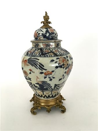 Vaso con coperchio in porcellana stile Imari decorato in policromia a motivi fl