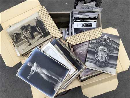 Cartone contenente numerose fotografie in bianco e nero, principalmente di sogg