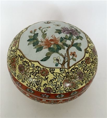 Scatola con coperchio in porcellana Famiglia Rosa decorata in policromia con mo