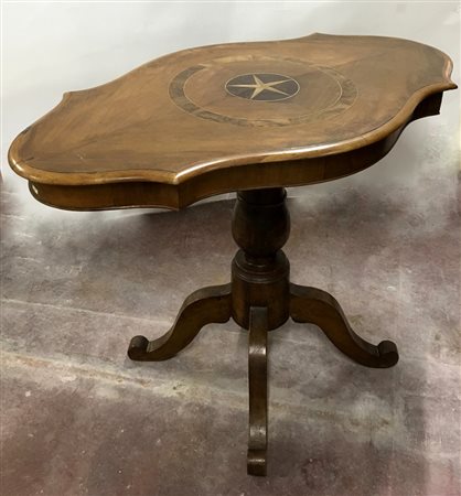 Tavolino a biscotto con piano filettato e intarsiato da rosone. Gamba centrale
