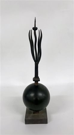 Antico fregio in ferro battuto terminante con boccia e con supporto quadrato (h