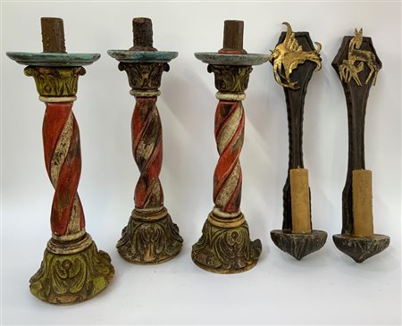 Lotto composto da tre portaceri a colonna in legno scolpito e dipinto e una cop