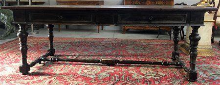 Scrivania da centro con due cassetti nella fascia, gambe tornite e riunite da t