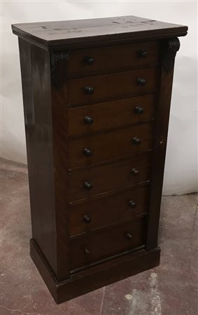 Settimanale con montanti intagliati allattacco e pomoli dei cassetti torniti (