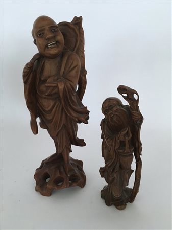 Due scutlure in legno raffigurtanti monaco e saggio (misure diverse) (difetti)