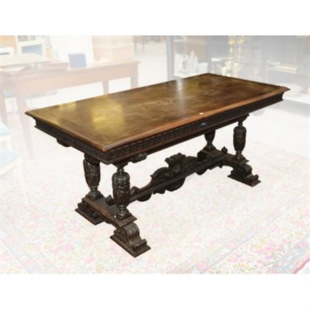 Scrivania in legno intagliato e scolpito con gambe a balaustro riunite da trave