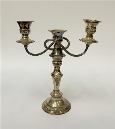 Candelabro a tre fiamme in metallo argentato con bracci sagomati (h cm 31) (lie