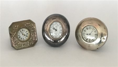 Lotto composto da tre orologi da tavola con ghiere in argento e metallo argenta