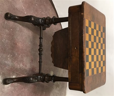 Tavolino lastronato in radica di noce ad un cassetto e un vano porta oggetti. P