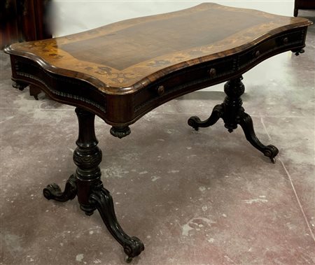 Scrivania con piano sagomato lastronato e decorato sul bordo a fiori. Fascia a