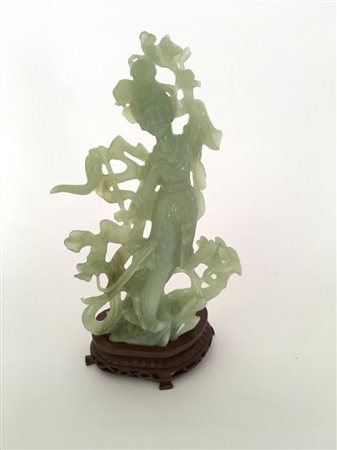 Scultura in giada celadon raffigurante Guanyin tra rami in fiore, base in legno