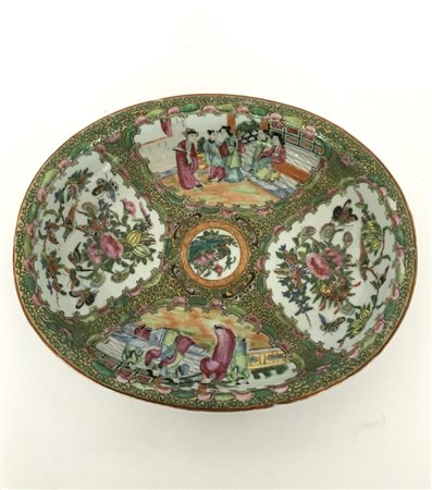 Piatto in porcellana Famiglia Rosa cantonese decorato entro riserve a fiori, vo