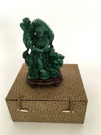 Gruppo in malachite raffigurante Guanyin su leone buddhista. Cina, secolo XX. I
