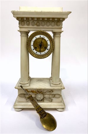 ANONIMO FRANCIA
Pendola a portico con struttura in alabastro, con quadrante a f