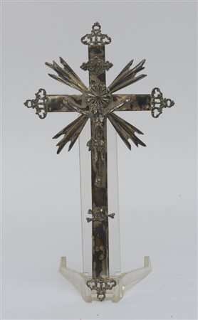 Cristo crocifisso montato su croce con fregi, in argento (h tot cm 26) (gr 115)