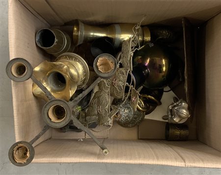 Cartone contenente numerosi oggetti in bronzo e metallo (difetti)