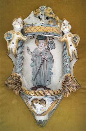 Acquasantiera in maiolica decorata in rilievo a putti e cherubini e in policrom