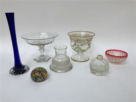 Manifatture diverse, lotto composto da due alzatine, una ciotola, tre vasetti e