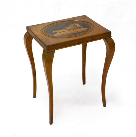 Tavolino basso con piano intarsiato con figure su un carro