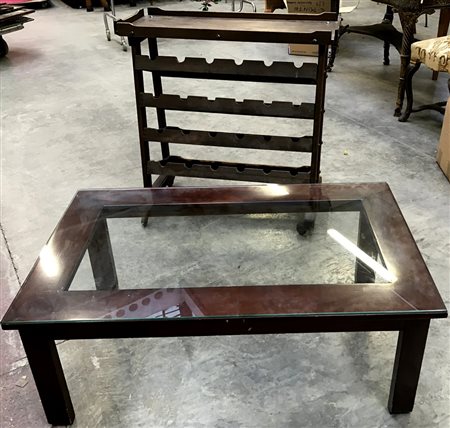 Lotto composto da un tavolino da salotto in legno con piano in vetro e un carre