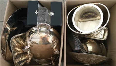 Lotto composto da quattro cartoni contenenti oggetti di varie forme e uso in me