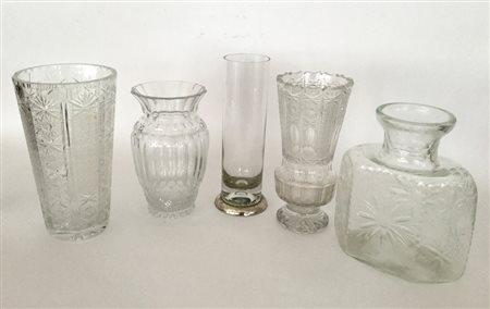 Lotto composto da cinque vasi portafiori in vetro di forme e misure differenti