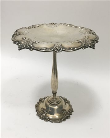 Alzata in argento a bordo traforato e decorato in rilievo a fiori. Titolo 925.