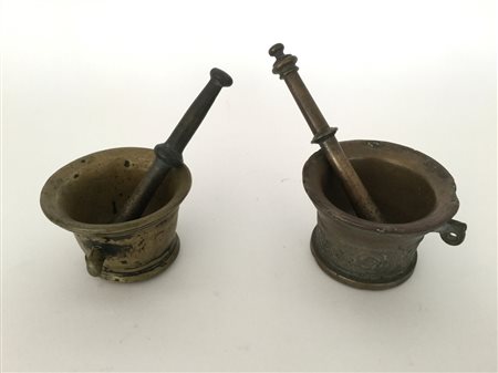 Lotto composto da due antichi mortai in bronzo con pestello (h. max cm 8) (dife