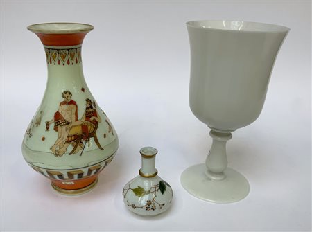 Lotto composto da tre vasetti in vetro lattimo con decori e misure diverse (h m