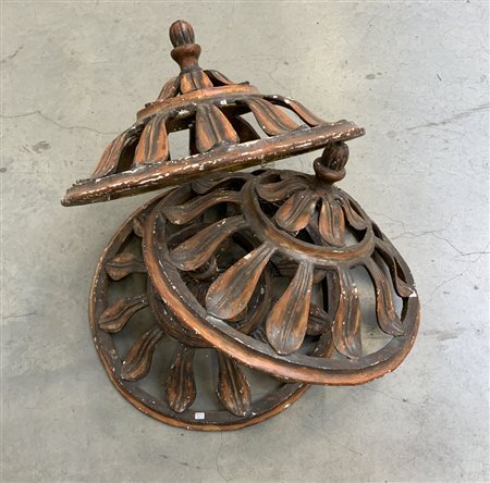 Lotto composto da tre antichi elementi decorativi di forma circolare in legno d