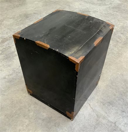 Manifattura di Cina, contenitore in legno laccato decorato con applicazioni in