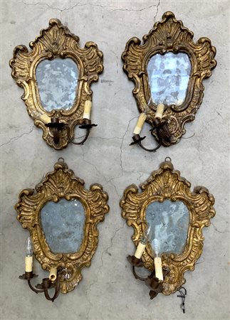 Gruppo di quattro specchierine di forma sagomata in presse-papier intagliato e