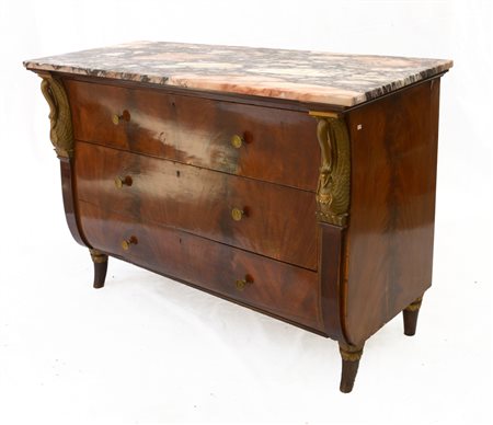 Comò in stile impero a tre cassetti lastronato in mogano e piuma di mogano, fro