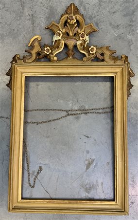 Cornice in legno dorato con cimasa scolpita a volute e motivi floreali (cm 135x