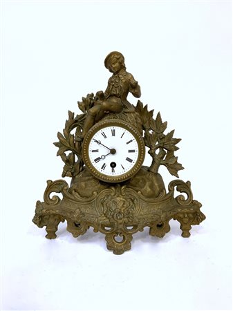 Pendola da tavolo in metallo dorato decorata con figura di giovanotto con cagno