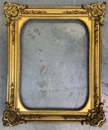 Bella cornice di legno e pastiglia dorata decorata a fregi e motivi floreali (c