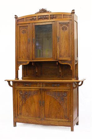 Credenza liberty in legno di noce a due corpi, intagliata a motivi floreali. Pa