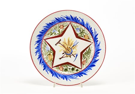 Piatto in ceramica con decoro polircromo raggifurante un fascio di grano con at