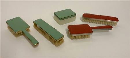 Lotto composto da due spazzole in smalto verde, due in smalto rosso e una scato
