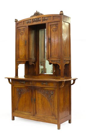 Credenza liberty in legno di noce a due corpi, intagliata a motivi floreali. Pa